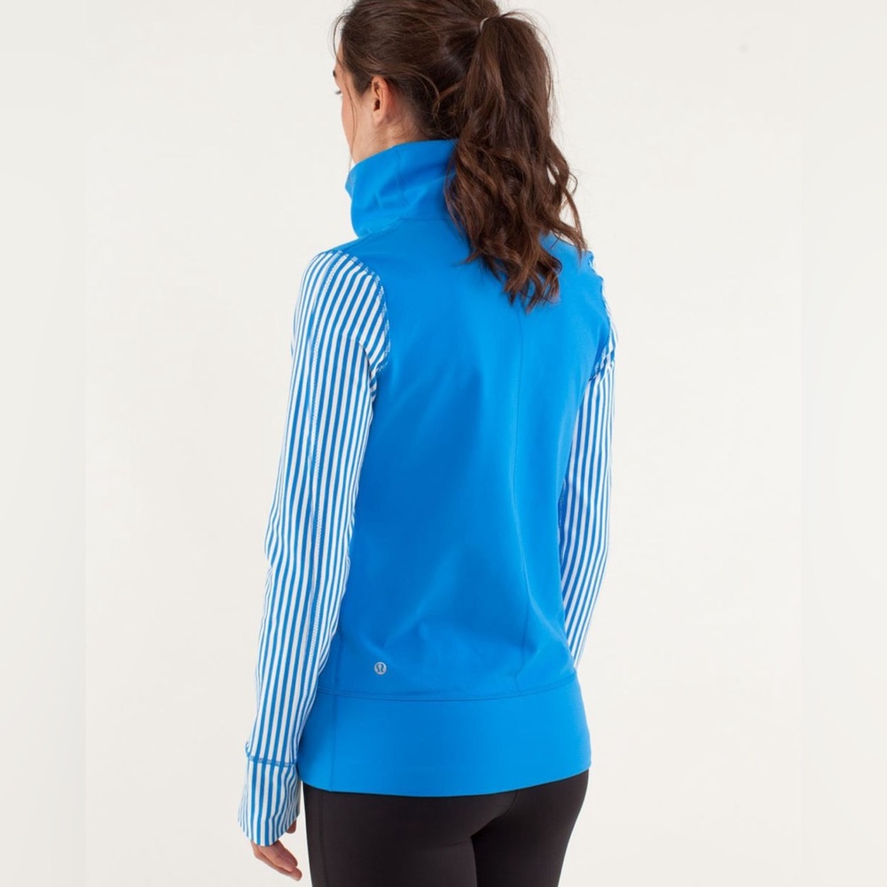 Lululemon Daily Yoga Jacket
Beaming Blue / Classic Stripe Polar, size 4 - Picture 7 of 15